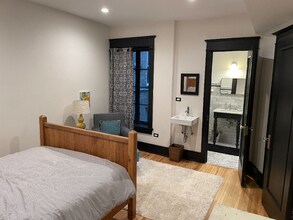 1126 W Morse Ave, Unit 2W in Chicago, IL - Building Photo - Building Photo