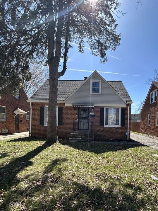 18312 Mapleboro Ave in Maple Heights, OH - Foto de edificio