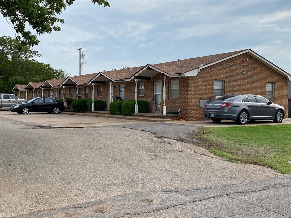 715 E Kee St in Weatherford, OK - Building Photo