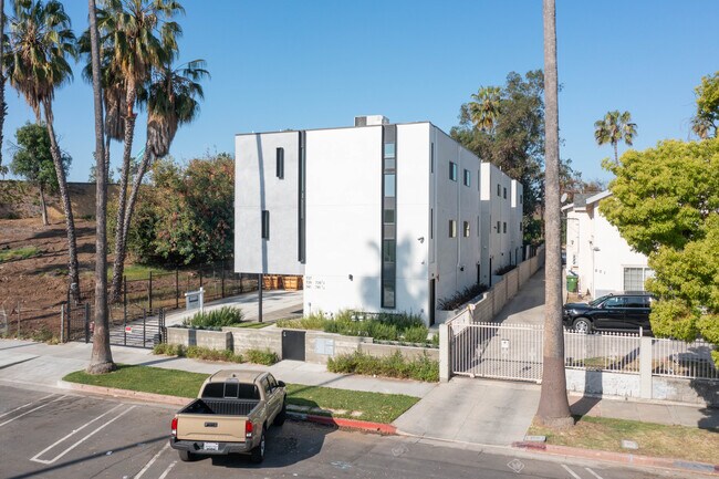 739 N Mariposa Ave in Los Angeles, CA - Building Photo - Building Photo