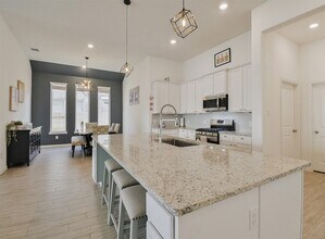 9407 Camden Clf Ct in Houston, TX - Foto de edificio - Building Photo