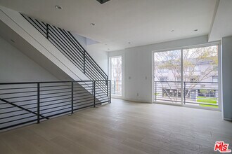11810 Gilmore St in Los Angeles, CA - Building Photo - Building Photo
