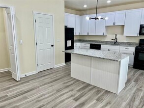 4001 Oak Field Dr in Loganville, GA - Foto de edificio - Building Photo