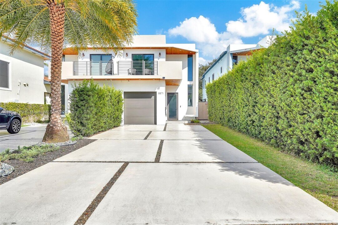 8871 SW 28th St in Miami, FL - Building Photo