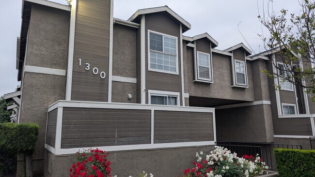 1300 S Mayflower Ave in Monrovia, CA - Building Photo - Building Photo