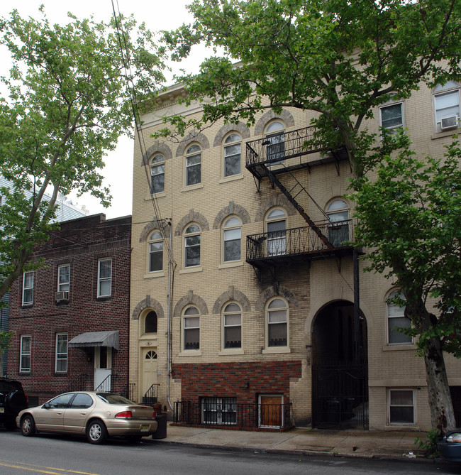 98 Pulaski St in Newark, NJ - Foto de edificio - Building Photo