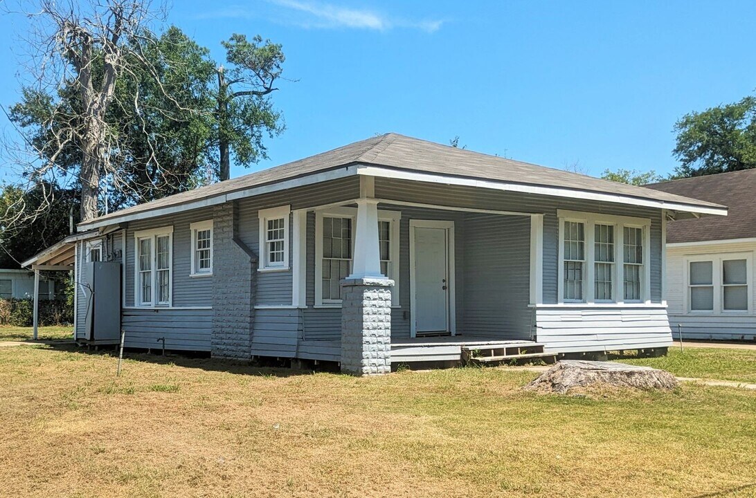 1012 N 13th St in Orange, TX - Building Photo