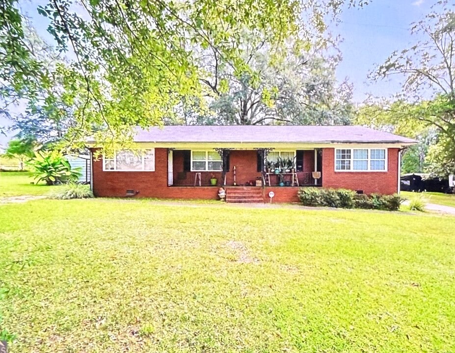 104 Bowen St in Stockbridge, GA - Building Photo