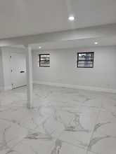 26 Woodland Cir in Hyde Park, NY - Foto de edificio - Building Photo