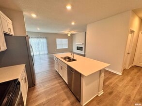 709 E Bear Dr in Tiffin, IA - Foto de edificio - Building Photo