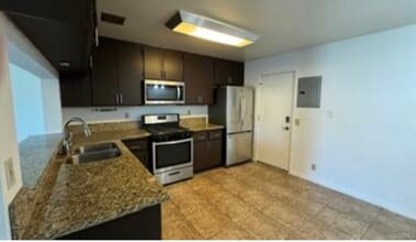 1107 W Francis St in Ontario, CA - Foto de edificio - Building Photo