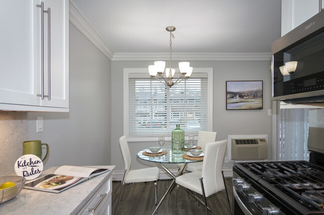 Fairfield Courtyard at Lake Grove in Lake Grove, NY - Foto de edificio - Building Photo