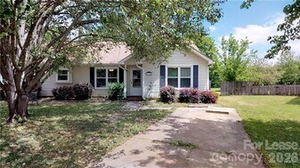 13906 Glendevon Ct in Charlotte, NC - Building Photo