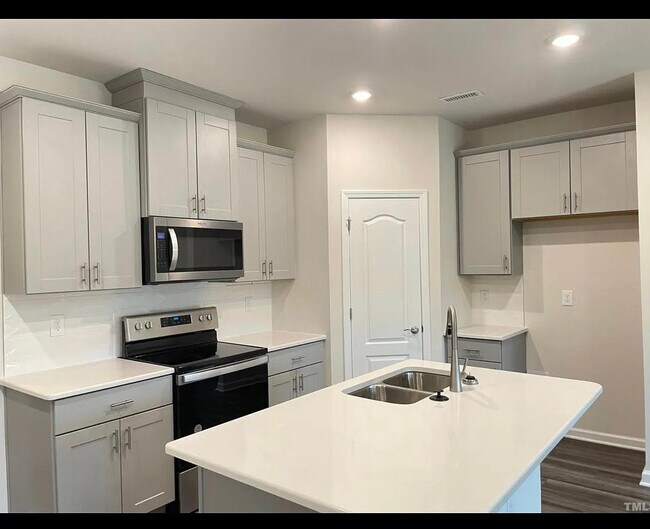Room in Townhome on Joneshaven Dr in Fuquay Varina, NC - Building Photo - Building Photo