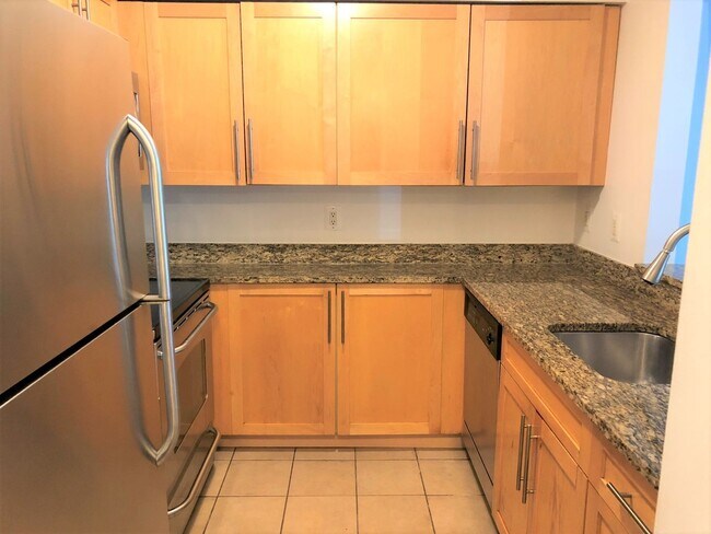 10101 Grosvenor Pl in Rockville, MD - Building Photo - Building Photo