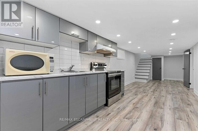 54 Craigmiller Ave in Hamilton, ON - Building Photo - Building Photo