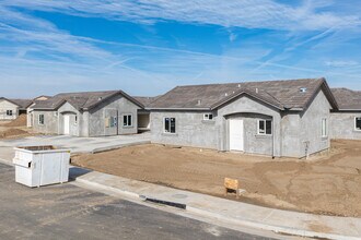 7000 Paige Elizabeth in Bakersfield, CA - Building Photo - Building Photo