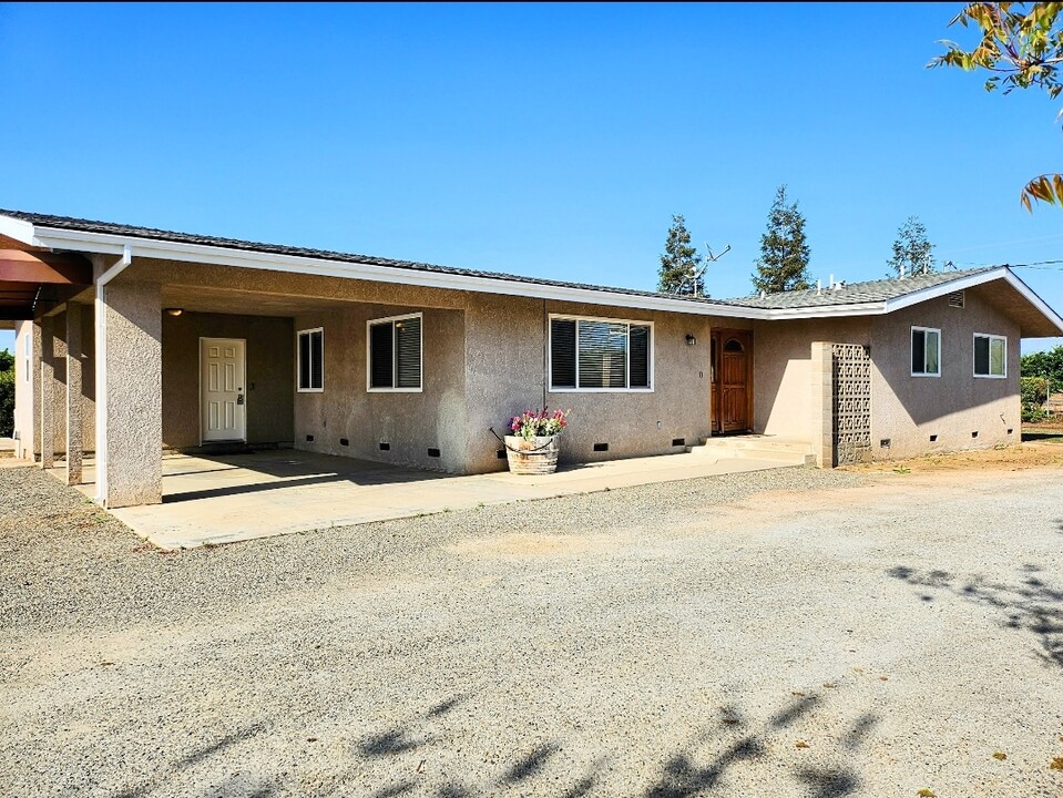 9257 Crawford Ave in Reedley, CA - Building Photo