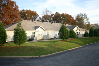 Ashberry Village Apartments in Niles, OH - Foto de edificio - Building Photo