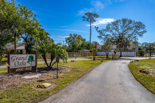Grand Oaks Condominiums in Bradenton, FL - Building Photo - Building Photo