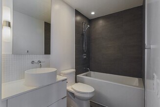 185-1185 Roehampton Ave in Toronto, ON - Building Photo - Building Photo
