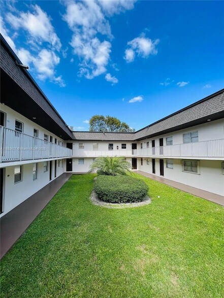 8601 SW 94th St, Unit 204W in Miami, FL - Foto de edificio