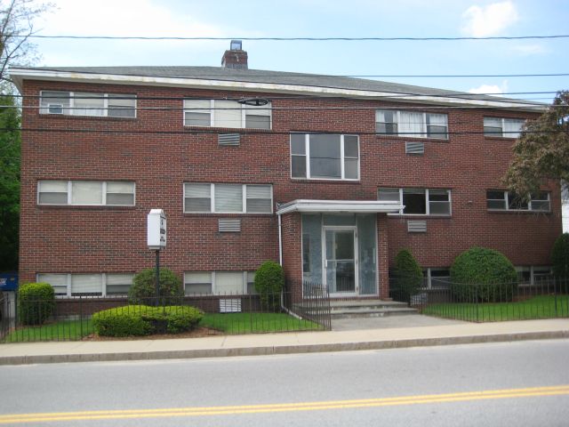 577 South St in Waltham, MA - Foto de edificio - Building Photo