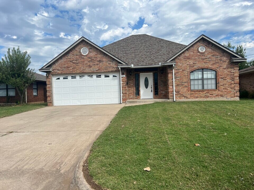 1000 N Gale Ave in Moore, OK - Building Photo