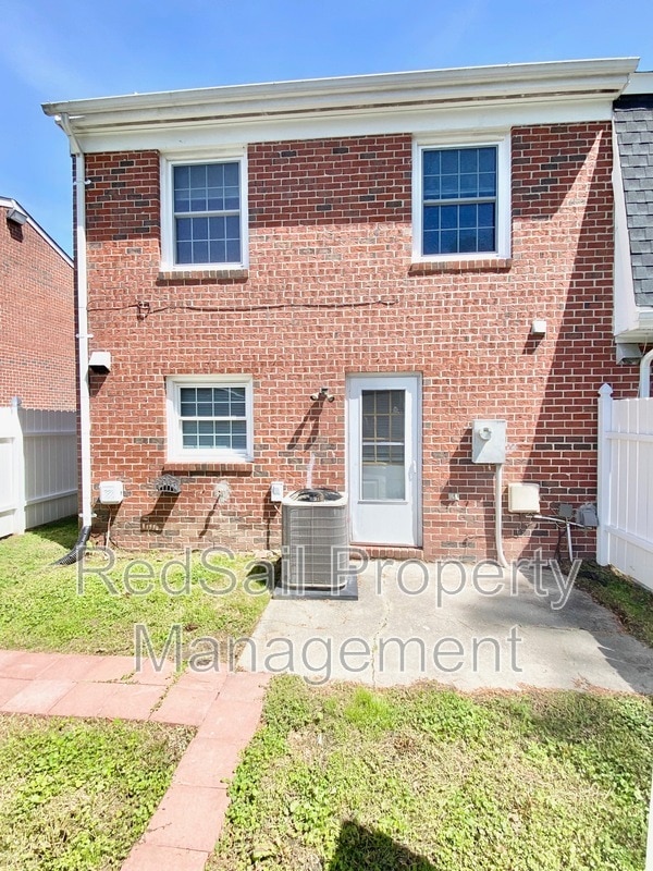 376 Susan Constant Dr in Newport News, VA - Building Photo - Building Photo