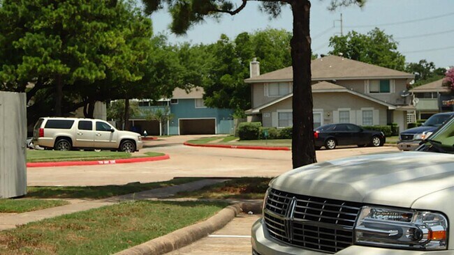 5632 Birchmont Dr in Houston, TX - Foto de edificio - Building Photo