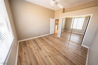 2140 Hot Oak Ridge St in Las Vegas, NV - Foto de edificio - Building Photo