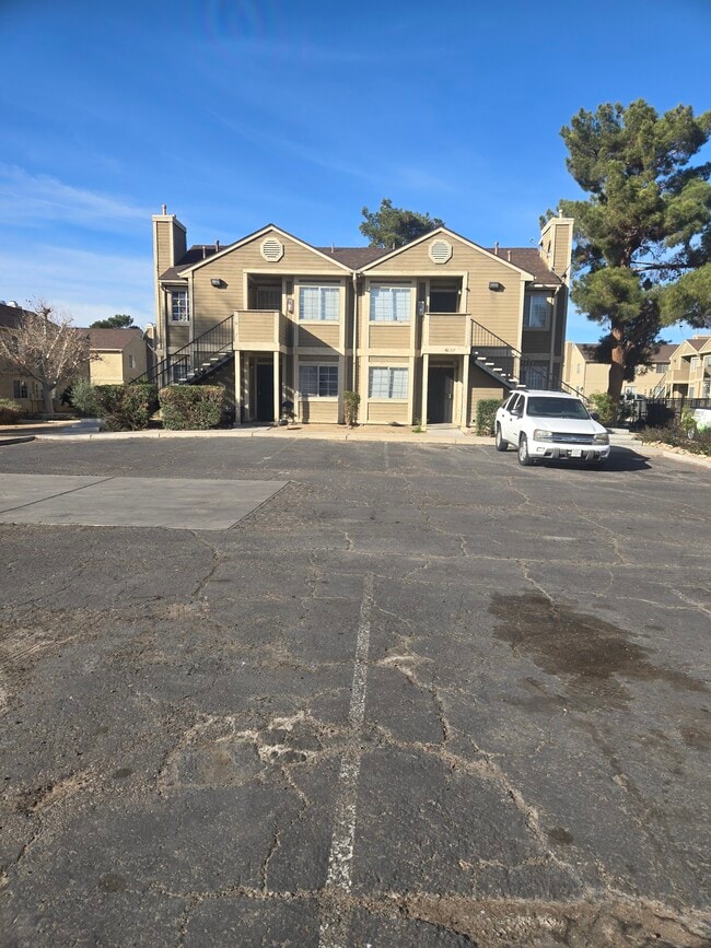 4659 Krissylouise Way, Unit B in Las Vegas, NV - Foto de edificio - Building Photo