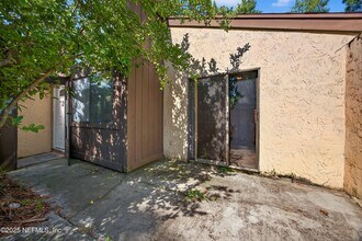 10711 Whispering Woods Pl in Jacksonville, FL - Building Photo - Building Photo