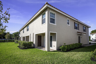 6782 Broadwater Ln in Greenacres, FL - Foto de edificio - Building Photo