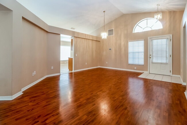 30800 Birdhouse Dr in Wesley Chapel, FL - Foto de edificio - Building Photo