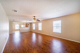 8438 Silver Willow in San Antonio, TX - Building Photo - Building Photo