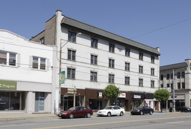 Golden Towers in Beaver Falls, PA - Foto de edificio - Building Photo
