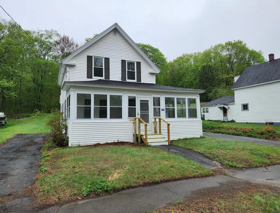 76 Somerset St in Millinocket, ME - Building Photo