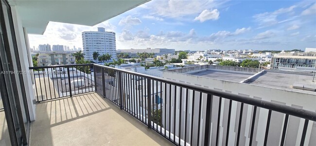 1800 Collins Ave, Unit 8A in Miami Beach, FL - Building Photo - Building Photo