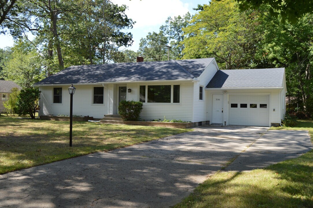 536 Woodland Dr in Traverse City, MI - Building Photo