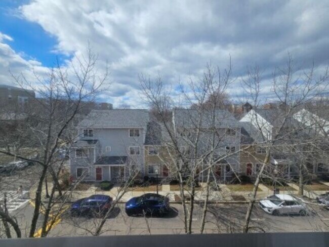 25 S Point Dr, Unit 404 in Boston, MA - Building Photo - Building Photo