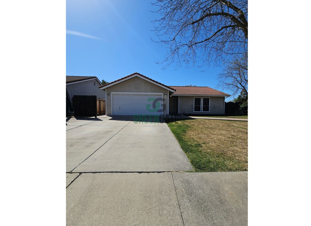 1821 S Willow Creek Dr in Tracy, CA - Building Photo