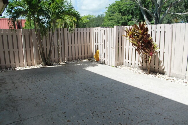 1112 11th Ct in Palm Beach Gardens, FL - Building Photo - Building Photo
