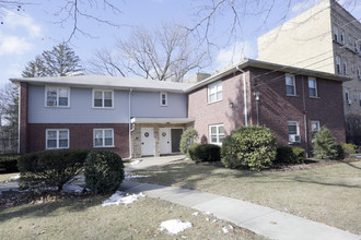 200-210 Broad Ave in Leonia, NJ - Foto de edificio - Building Photo