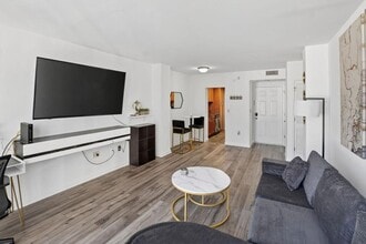 1280 W Peachtree St NW in Atlanta, GA - Foto de edificio - Building Photo