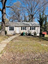 211 Deerfield Dr in Petersburg, VA - Building Photo