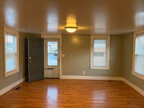 146 1st St in Lowellville, OH - Foto de edificio - Building Photo