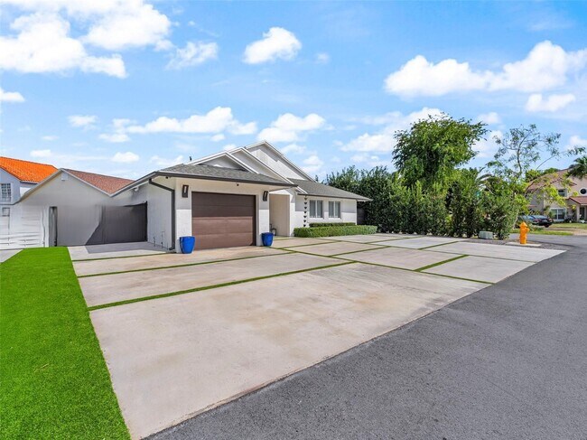 7753 NW 189th St in Hialeah, FL - Foto de edificio - Building Photo