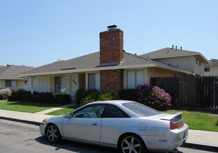 16692 Bartlett Ln in Huntington Beach, CA - Foto de edificio - Building Photo