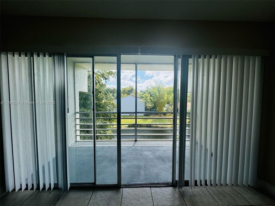 4215 N University Dr in Sunrise, FL - Building Photo